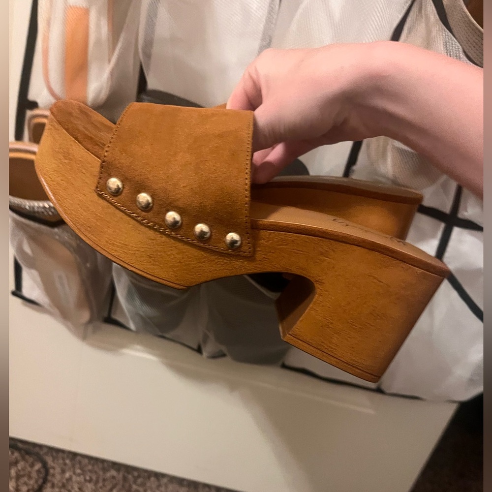 Womans size 6 chunky brown heel (Brand: wonderly)